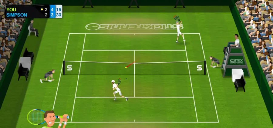 Schermata di Stick Tennis: scambio su campo in erba visto dall'alto, con il tabellino del punteggio in alto a sinistra che segna due set pari.