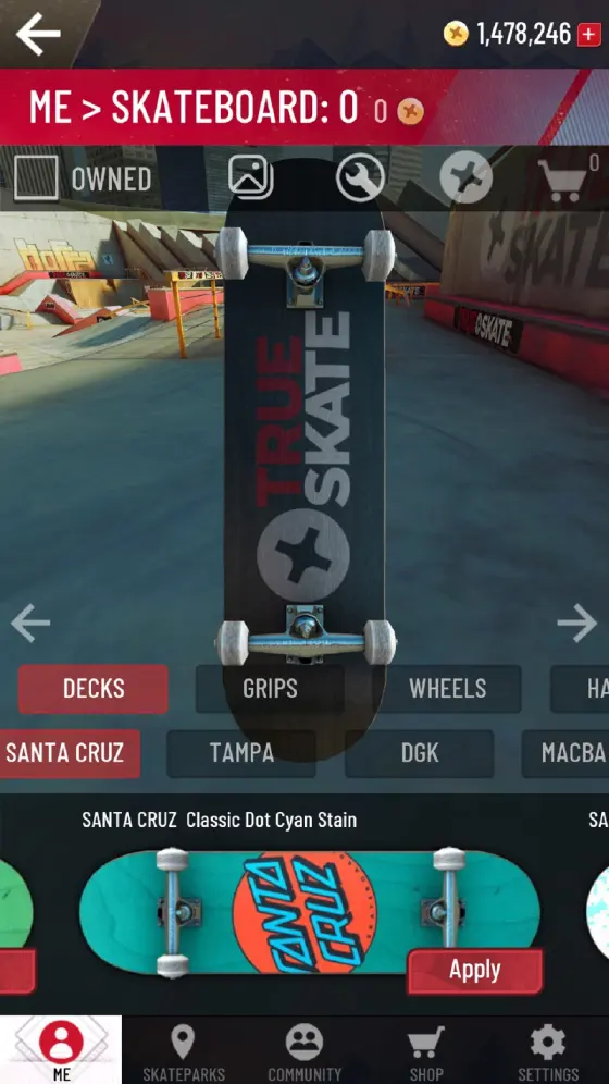 Schermata di True Skate: il negozio interno della tavola, con le schede Decks, Grips e Wheels, i marchi Santa Cruz e Tampa e il contatore di monete in alto a destra.